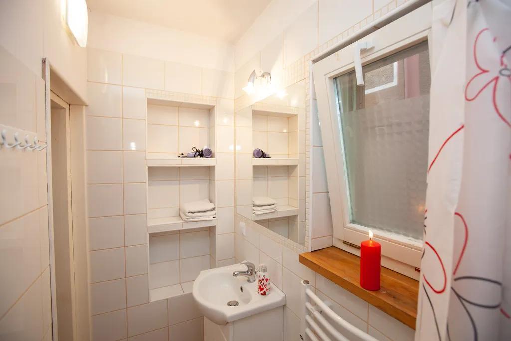 Łazienka z prysznicem i stale ciepłą wodą - Domek Młodości Łazienka z prysznicem i stale ciepłą wodą - Domek Młodości